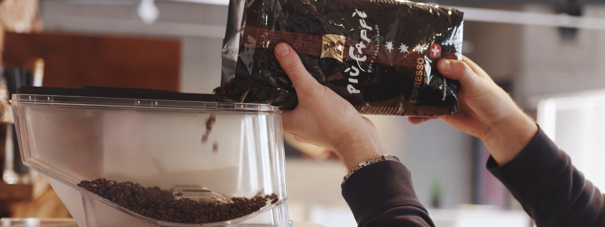 Der Techniker und Barista prüft die Funktionalität und den Geschmack der Kaffeemaschine