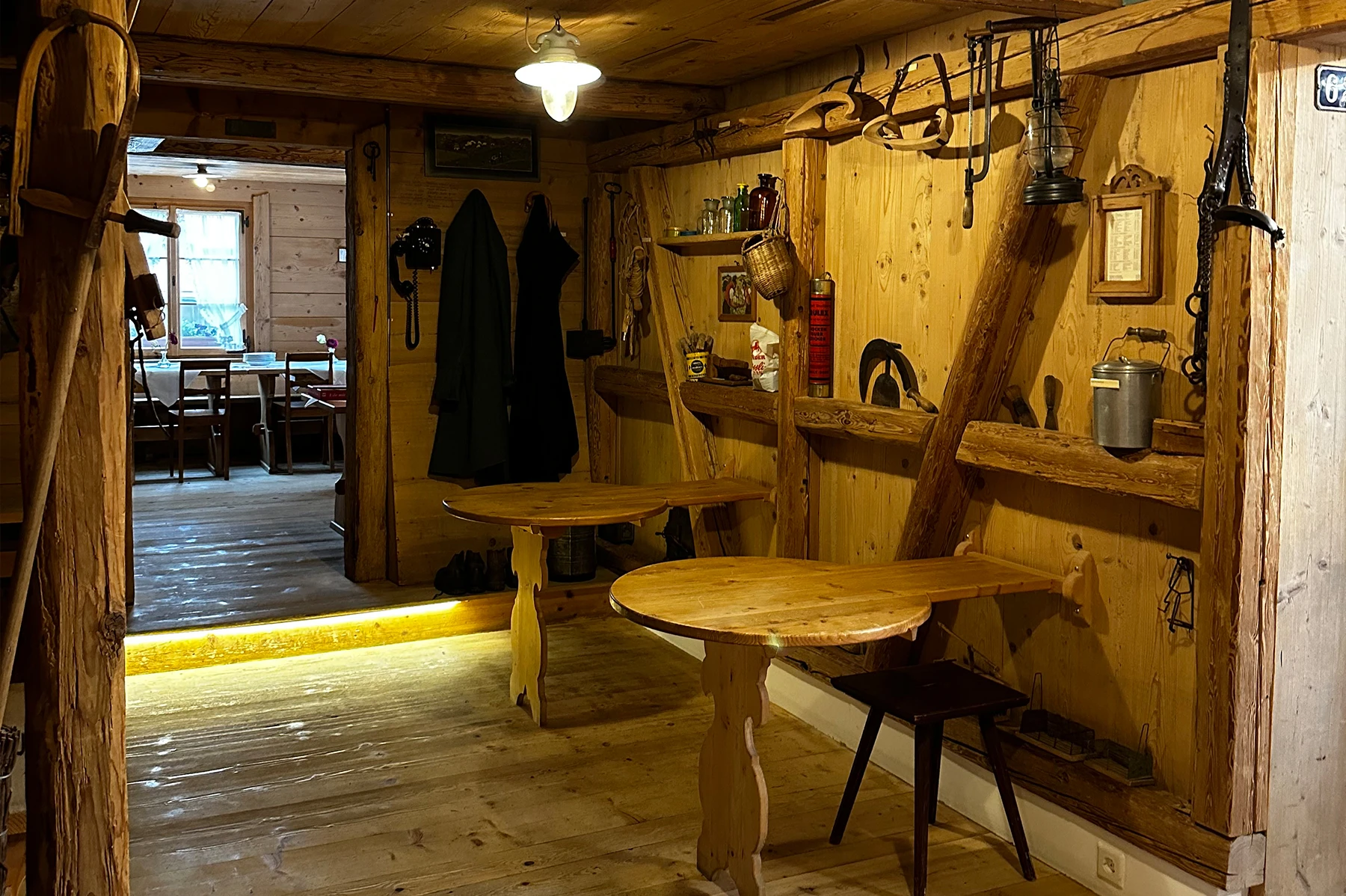Der Eingangsbereich eines traditionellen Bauernhauses in Appenzell