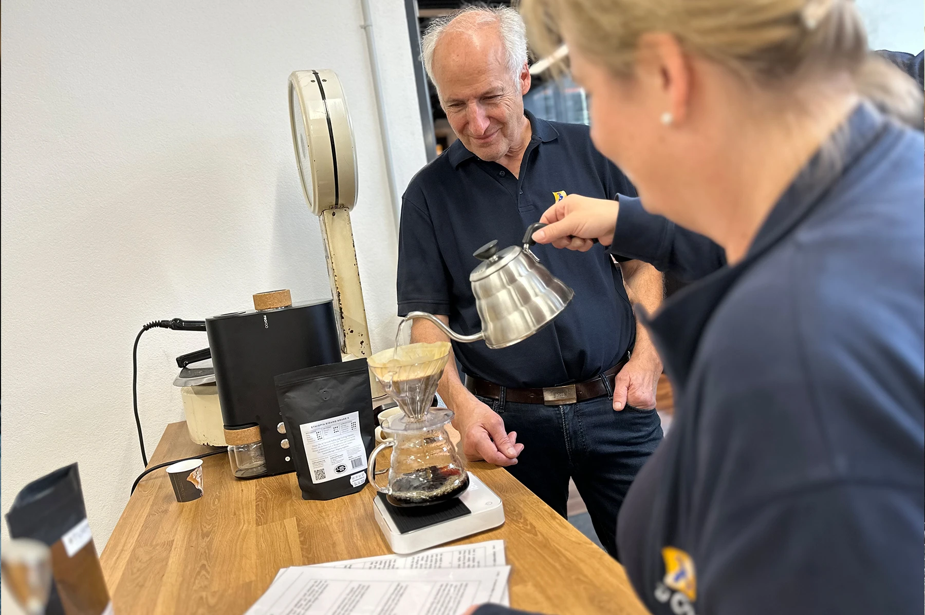 Sonja und Gerhard bei der Zubereitung verschiedener Kaffeespezialitäten